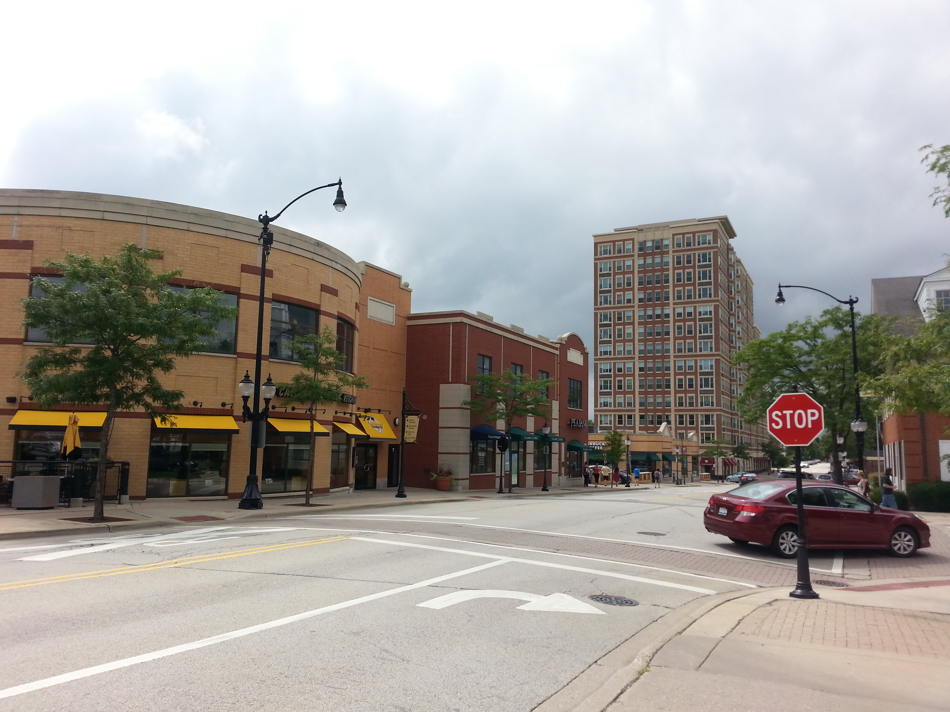 Street view in downtown Arlington Heights